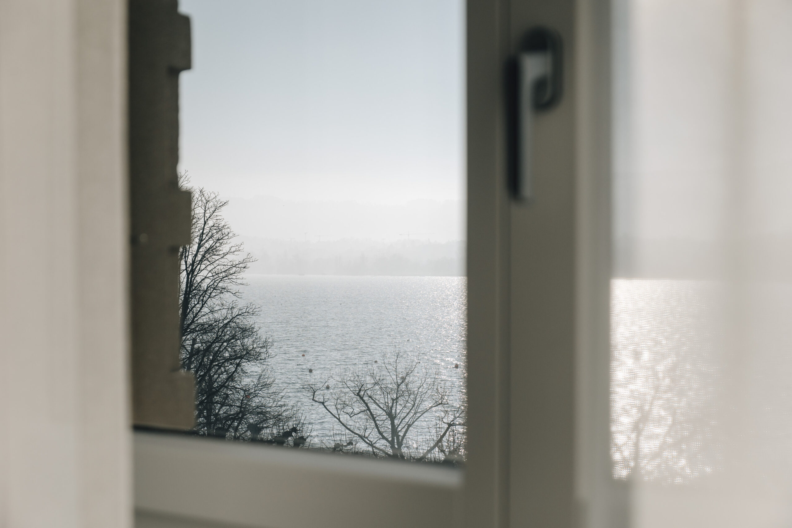 Ausblick aus Fenster auf See