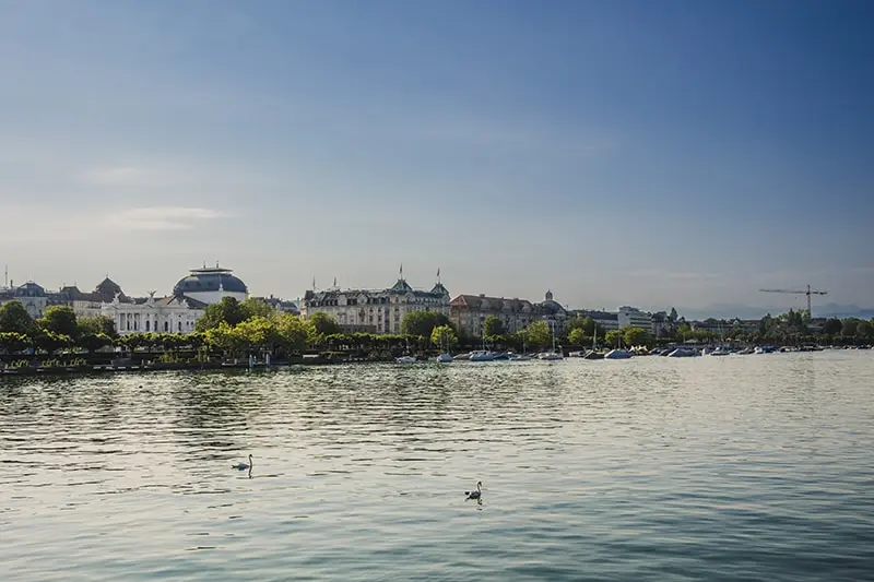 Brustvergroesserung-Zuerich Blick aufs BRST Gebäude am See